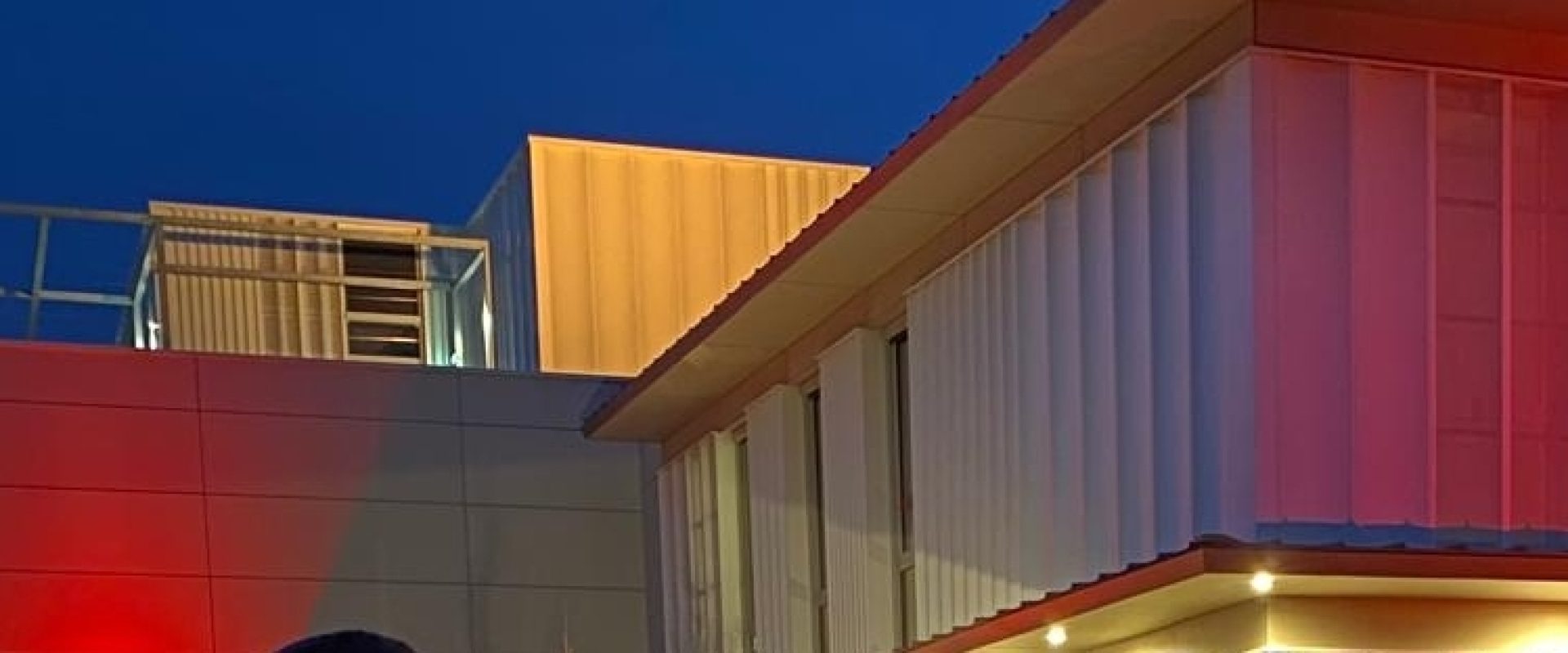 am abend bunt angestrahlte Fassade des neuen Kulturzentrums in Chécy, Canopée